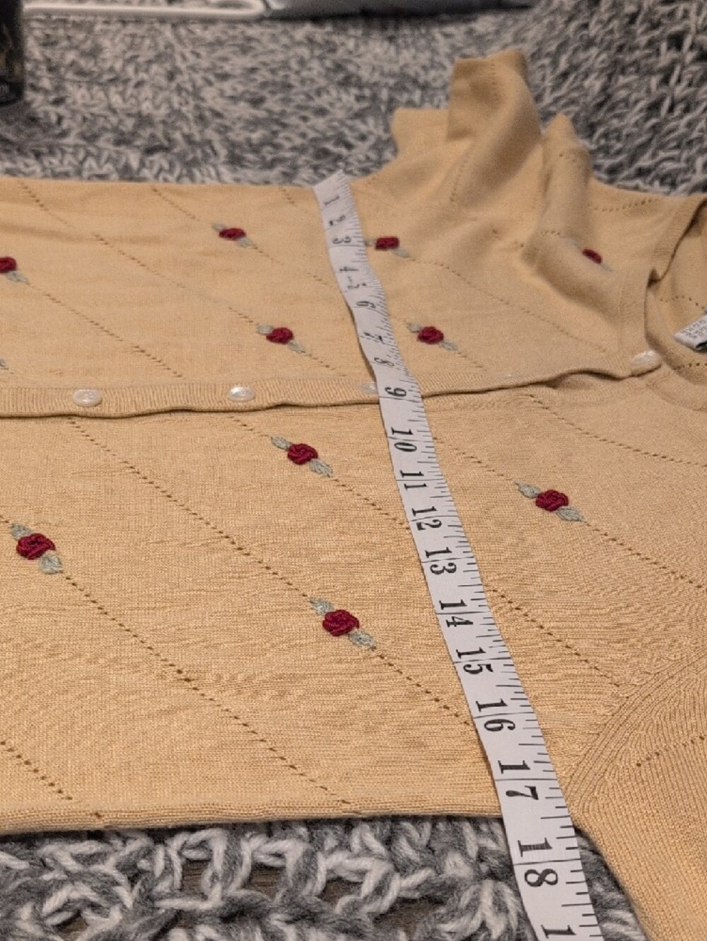 437 - Y2K Vintage Colour 18 Cardigan • Soft Neutral Knit • Cottagecore Button-Up - Picture 8 of 9